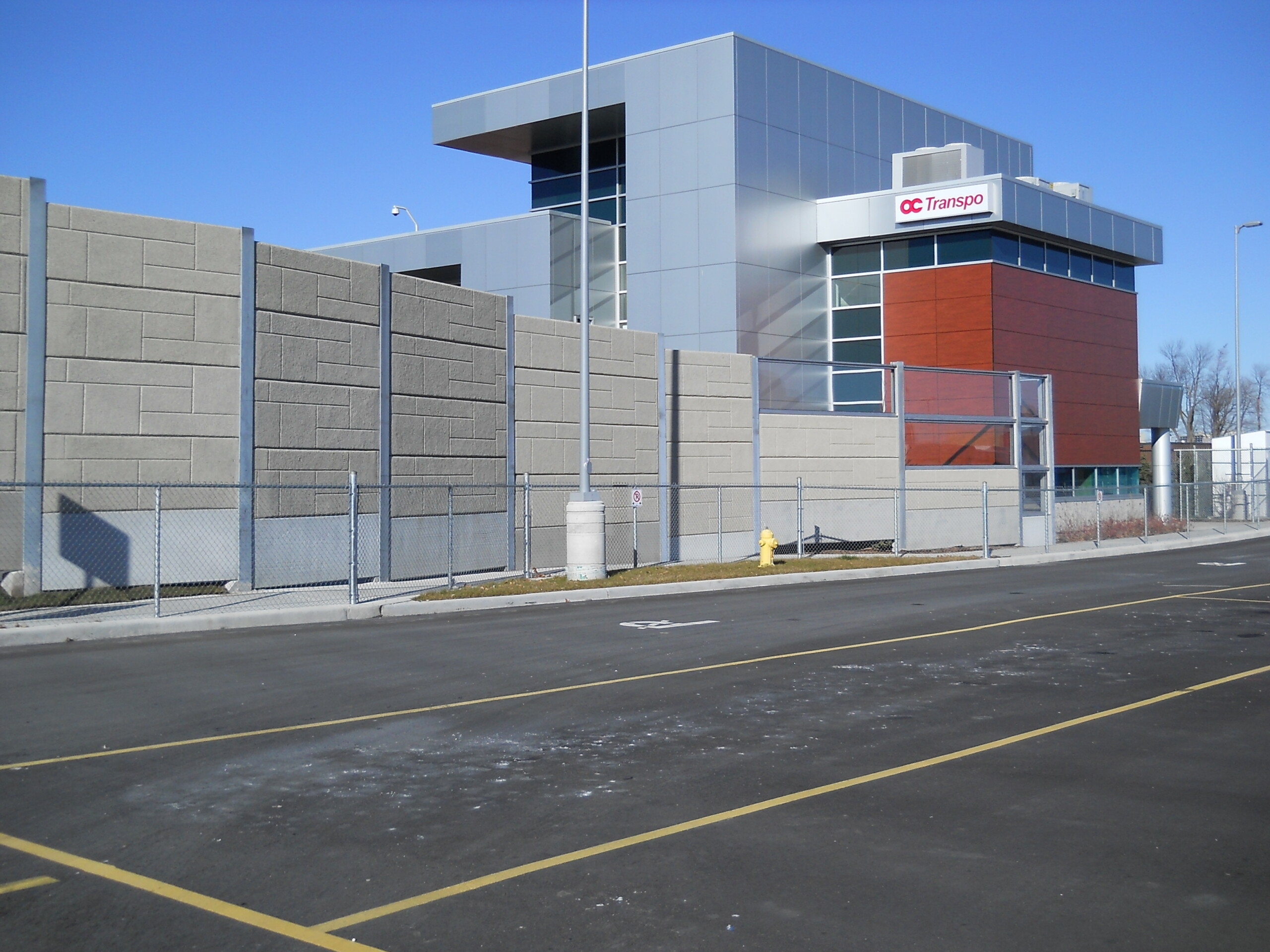 OC Transpo Industrial Garage A precast noise barrier that transitions to transparent ACRYLITE® Soundstop Ready-fit panels at the OC Transpo in Ottawa, ON.